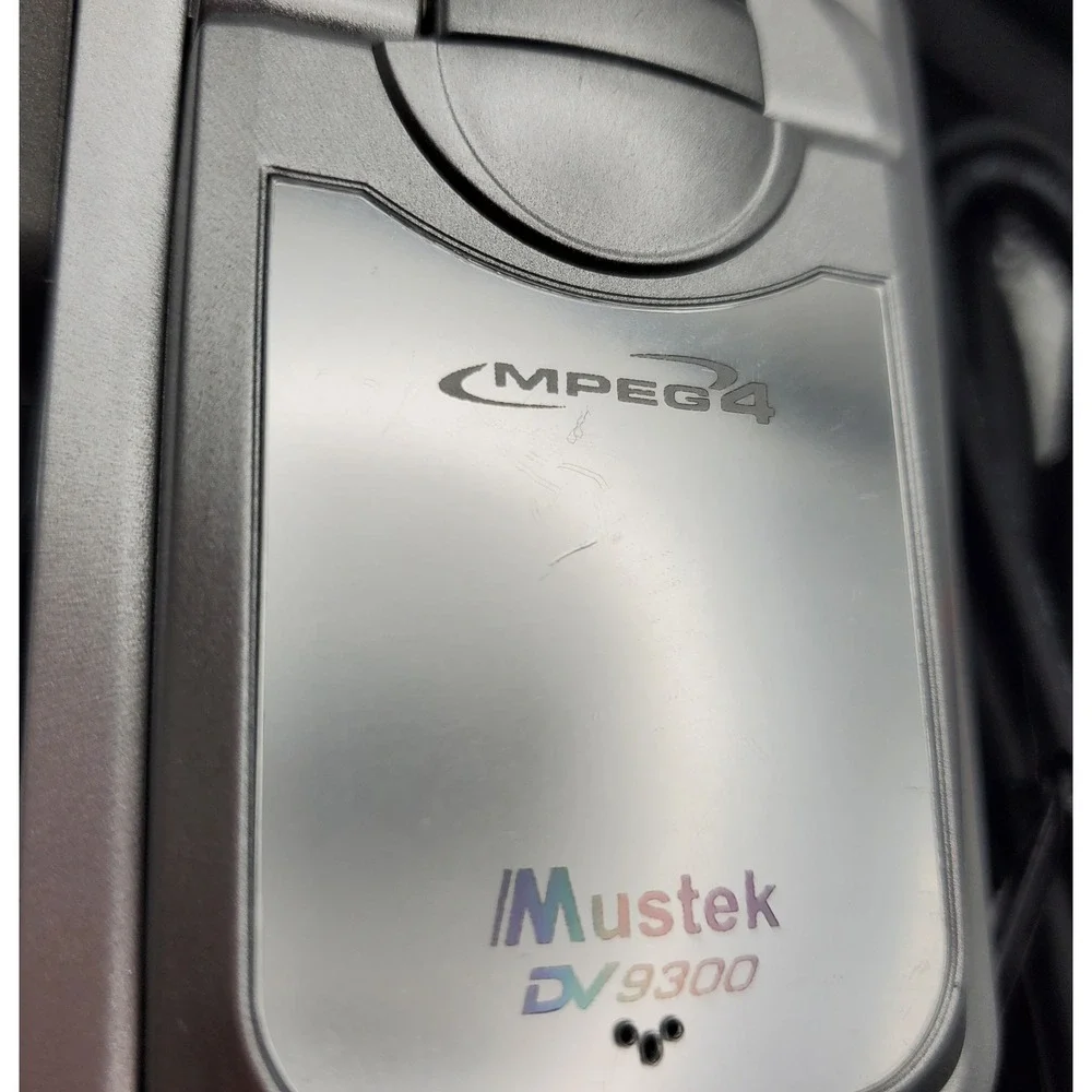 Mustek DV9300 Digital Video Camera Camcorder Silver Y2K 3.0MP 8X Zoom Boxed